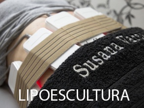 Lipoescultura en Logroño: tratamiento estético con placas de lipólisis aplicado en zona abdominal, con toalla personalizada del Centro Susana Varea. Imagen real que representa un procedimiento no invasivo para remodelar la figura y reducir grasa localizad